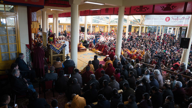 Una vista del patio del Tsuglagkhang durante las enseñanzas de Su Santidad el Dalái Lama en Dharamsala, HP, India, el 12 de marzo de 2017. Foto de Tenzin Choejor/OHHDL