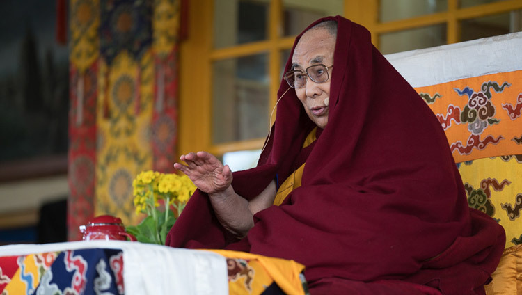 Su Santidad el Dalái Lama durante sus enseñanzas en el patio del Tsuglagkhang en Dharamsala, HP, India, el 12 de marzo de 2017. Foto de Tenzin Choejor/OHHDL