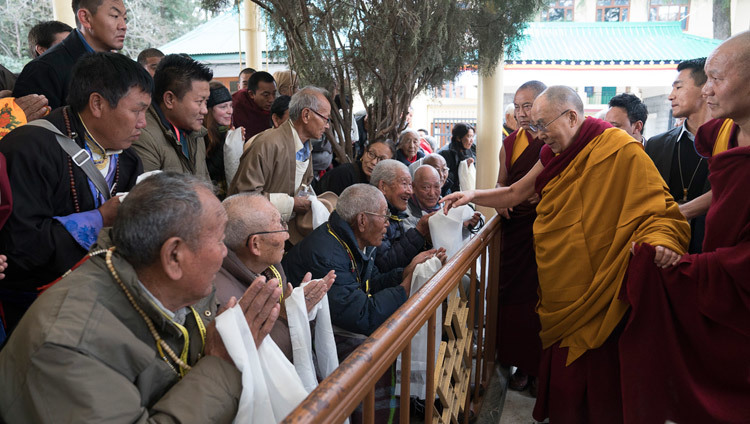 Su Santidad el Dalái Lama saluda a los asistentes reunidos en el patio mientras se dirige al templo principal tibetano para el primer día de sus dos días de enseñanza en Dharamsala, HP, India, el 13 de marzo de 2017. Foto de Tenzin Choejor/OHHDL