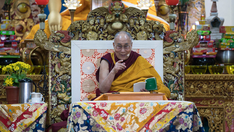 Su Santidad el Dalái Lama durante el primer día de sus dos días de enseñanzas en el templo principal tibetano en Dharamsala, HP, India el 13 de marzo de 2017. Foto de Tenzin Choejor/OHHDL