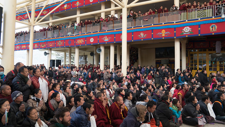 Algunos de los varios miles de personas que se reunieron en el patio esperando a que Su Santidad el Dalái Lama saliera del templo principal tibetano al concluir el primer día de sus dos días de enseñanzas en Dharamsala, HP, India, el 13 de marzo de 2017. Foto de Tenzin Choejor/OHHDL