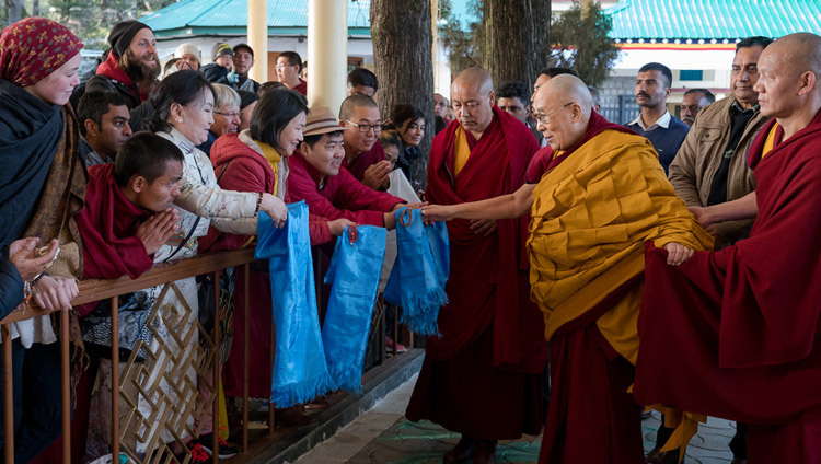 Su Santidad el Dalái Lama saludando a algunos de los asistentes de camino hacia el templo principal tibetano en el segundo día de enseñanzas en Dharamsala, HP, India, el 14 de marzo de 2017. Foto de Tenzin Choejor/OHHDL