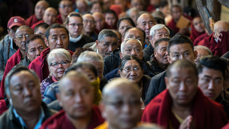 Asistentes escuchando las enseñanzas de Su Santidad el Dalái Lama en el templo principal tibetano en Dharamsala, HP, India el 14 de marzo de 2017. Foto de Tenzin Choejor/OHHDL