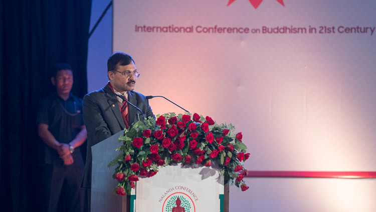 Shri N.K. Sinha, secretario del Ministerio de Cultura del gobierno de la India, pronunciando su discurso de apertura en la inauguración de la Conferencia Internacional sobre la Relevancia del Budismo en el Siglo XXI en Rajgir, Bihar, India el 17 de marzo de 2017. Foto de Tenzin Choejor/OHHDL