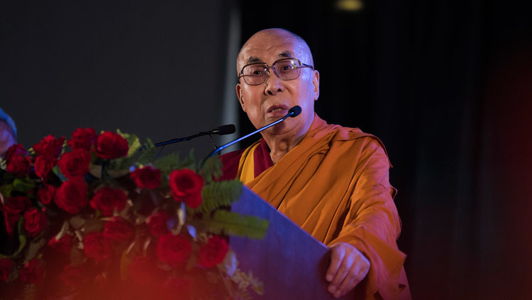 Su Santidad el Dalái Lama pronunciando su discurso inaugural en la inauguración de la Conferencia Internacional sobre la Relevancia del Budismo en el Siglo XXI en Rajgir, Bihar, India, el 17 de marzo de 2017. Foto de Tenzin Choejor/OHHDL