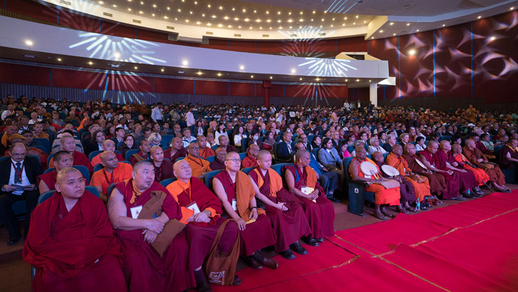 Los delegados de la Conferencia Internacional sobre la Relevancia del Budismo en el Siglo XXI asistiendo a la sesión inaugural en el Centro Internacional de Convenciones de Nalanda en Rajgir, Bihar, India, el 17 de marzo de 2017. Foto de Tenzin Choejor/OHHDL