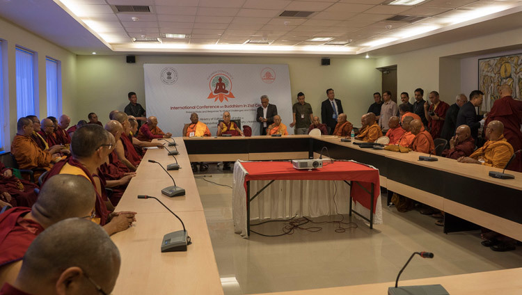 Su Santidad el Dalái Lama participando en una reunión de ancianos de la Sangha en la tarde del primer día de la Conferencia Budista Internacional de tres días en Rajgir, Bihar, India, el 17 de marzo de 2017. Foto de Tenzin Choejor/OHHDL