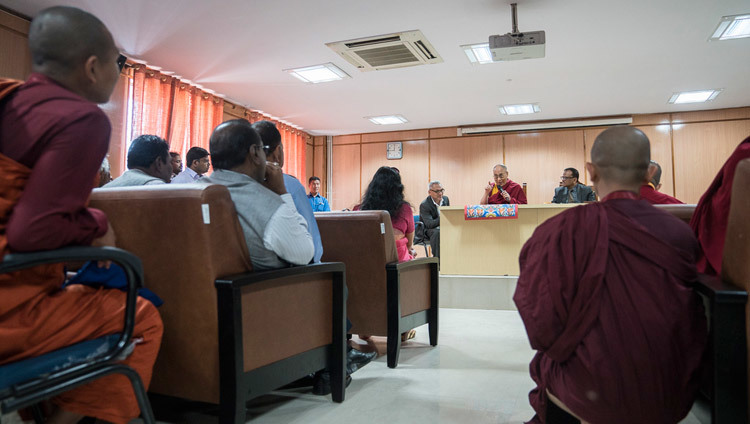 Su Santidad el Dalái Lama hablando a los estudiantes y profesores de Nava Nalanda Mahavihara en Rajgir, Bihar, India, el 18 de marzo de 2017. Foto de Tenzin Choejor/OHHDL