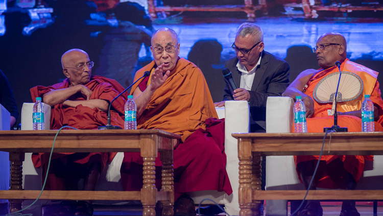 Su Santidad el Dalái Lama hablando en el segundo día de la Conferencia Internacional sobre Budismo en el siglo XXI en Rajgir, Bihar, India, el 18 de marzo de 2017. Foto de Tenzin Choejor/OHHDL