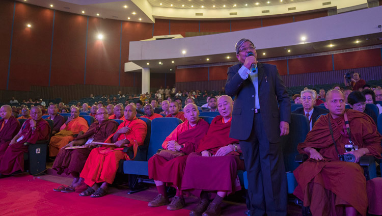 Un delegado de la Conferencia sobre Budismo en el Siglo XXI haciendo una pregunta a los ponentes durante el segundo día de la conferencia en Rajgir, Bihar, India el 17 de marzo de 2017. Foto de Tenzin Choejor/OHHHDLFoto de Tenzin Choejor/OHHHDL