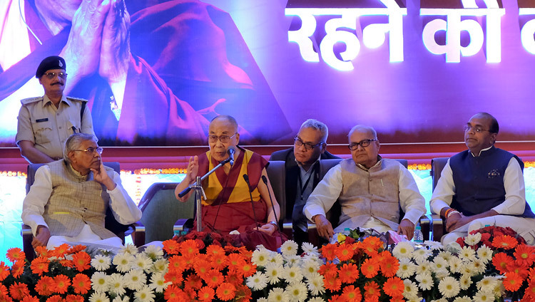 Su Santidad el Dalái Lama hablando sobre el Arte de la Felicidad en Bhopal, Madhya Pradesh, India el 19 de marzo de 2017. Foto de Chemey Tenzin/OHHDL
