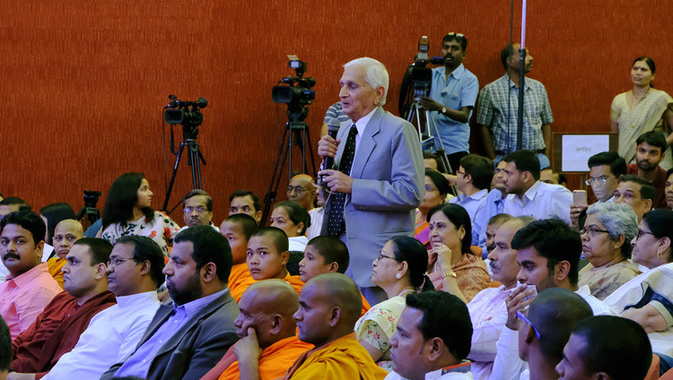 Uno de los asistentes haciendo una pregunta a Su Santidad el Dalái Lama durante su charla en Bhopal, Madhya Pradesh, India, el 19 de marzo de 2017. Foto de Chemey Tenzin/OHHDL