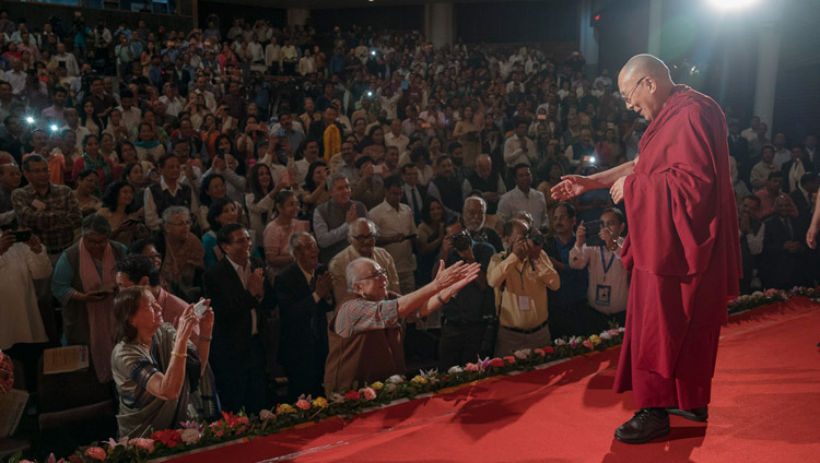 Su Santidad el Dalái Lama saludando a los asistentes a su llegada al escenario del Centro de Artes Escénicas ITA en Guwahati, Assam, India, el 1 de abril de 2017. Foto de Tenzin Choejor/OHHDL