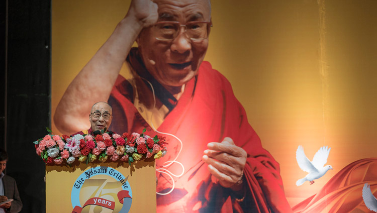 Su Santidad el Dalái Lama hablando en la celebración del Jubileo de Platino del Assam Tribune en Guwahati, Assam, India, el 1 de abril de 2017. Foto de Tenzin Choejor/OHHDL