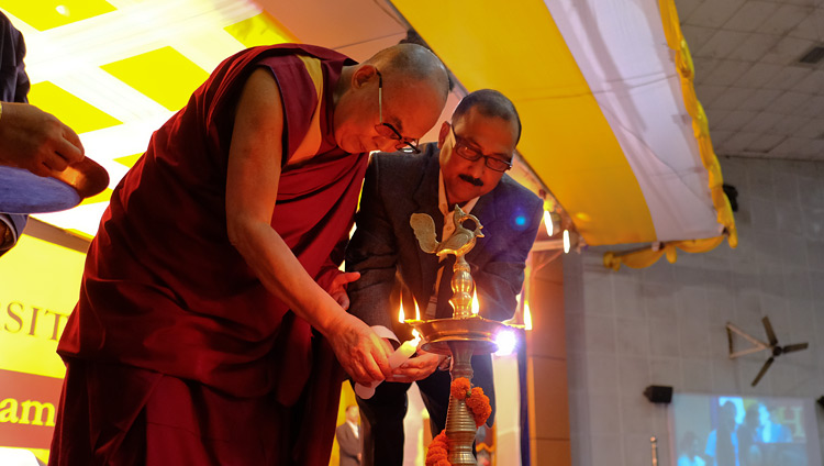 Su Santidad el Dalái Lama y el secretario Prof. M N Dutta encendieron una lámpara para inaugurar el programa en la Universidad Dibrugarh en Dibrugarh, Assam, India, el 3 de abril de 2017. Foto del Ven. Lobsang Kunga/OHHDL