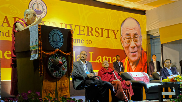 Su Santidad el Dalái Lama dirigiéndose a más de 1.100 estudiantes y profesores de la Universidad de Dibrugarh en Dibrugarh, Assam, India, el 3 de abril de 2017. Foto del Ven. Lobsang Kunga/OHHDL