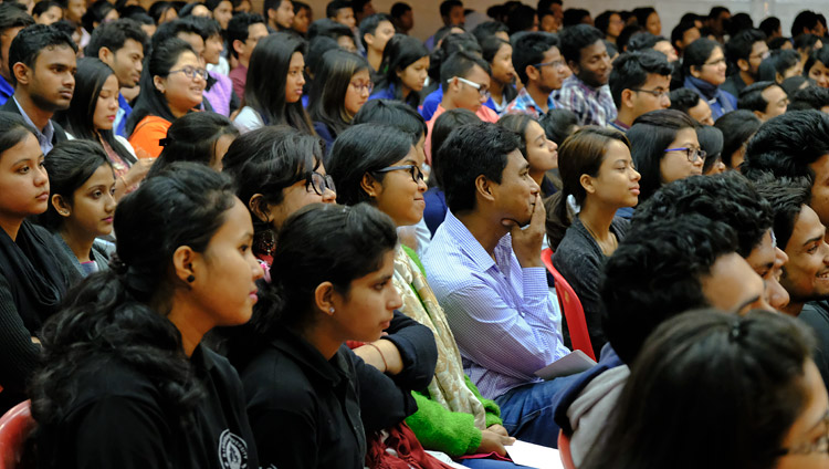 Algunos de los más de 1.100 estudiantes y profesores que asistieron a la charla de Su Santidad el Dalái Lama en la Universidad de Dibrugarh en Dibrugarh, Assam, India, el 3 de abril de 2017. Foto del Ven. Lobsang Kunga/OHHDL