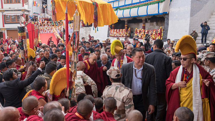 Su Santidad el Dalái Lama llegando al Monasterio de Tawang en Tawang, Arunachal Pradesh, India, el 7 de abril de 2017. Foto de Tenzin Choejor/OHHDL