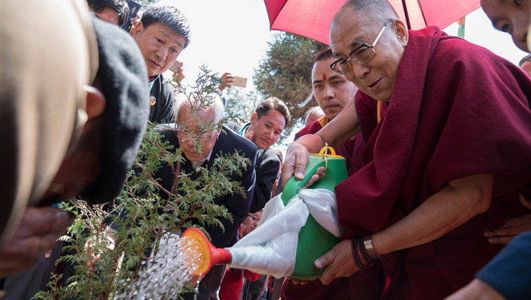 Su Santidad el Dalái Lama plantando un árbol para inaugurar el proyecto de plantar 100.000 árboles, al final de sus enseñanzas en Yiga Choezin en Tawang, Arunachal Pradesh, India, el 10 de abril de 2017. Foto de Tenzin Choejor/OHHDL