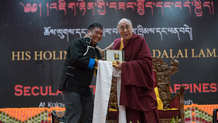 El ministro principal de Arunachal, Pema Khandu, entregando a Su Santidad el Dalái Lama un recuerdo al comienzo de su charla en el Centro de Convenciones de Kalawangpo en Tawang, Arunachal Pradesh, India, el 10 de abril de 2017. Foto de Tenzin Choejor/OHHDL