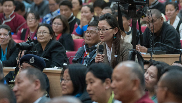 Una de las personas del público haciendo una pregunta a Su Santidad el Dalái Lama durante su discurso en el Centro de Convenciones de Kalawangpo en Tawang, Arunachal Pradesh, India, el 10 de abril de 2017. Foto de Tenzin Choejor/OHHDL