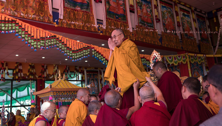 Su Santidad el Dalái Lama saludando a la multitud de más de 50.000 personas reunidas para asistir al último día de sus enseñanzas en Yiga Choezin en Tawang, Arunachal Pradesh, India, el 10 de abril de 2017. Foto de Tenzin Choejor/OHHDL
