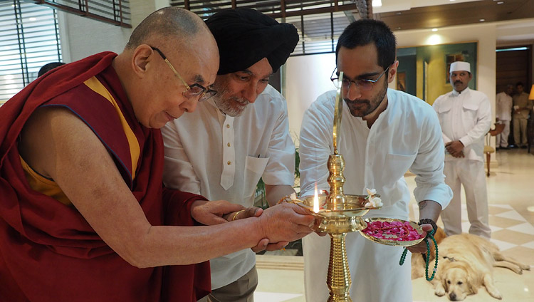 Su Santidad el Dalái Lama junto con Analjit Singh y su hijo Vir encendieron una lámpara para inaugurar la reunión con el Comité Central que trabaja en el Plan de Estudios de los Valores Universales en Nueva Delhi, India, el 28 de abril de 2017. Foto de Jeremy Russell/OHHDL