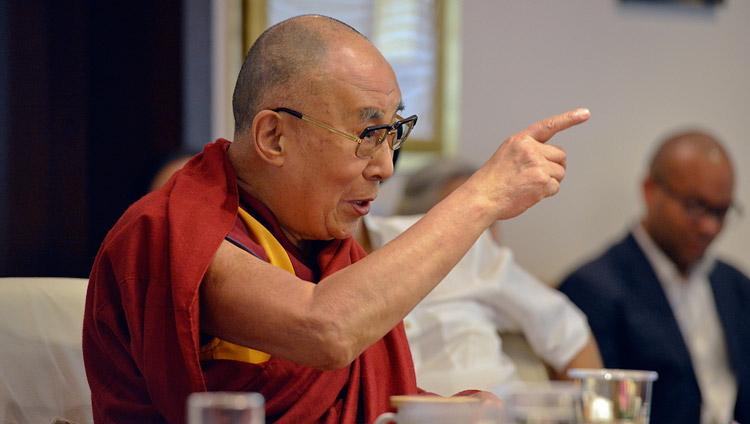Su Santidad el Dalái Lama hablando durante la reunión con el Comité Central que trabaja en el Plan de Estudios para los Valores Universales en Nueva Delhi, India, el 28 de abril de 2017. Foto de Lobsang Tsering/OHHDL 
