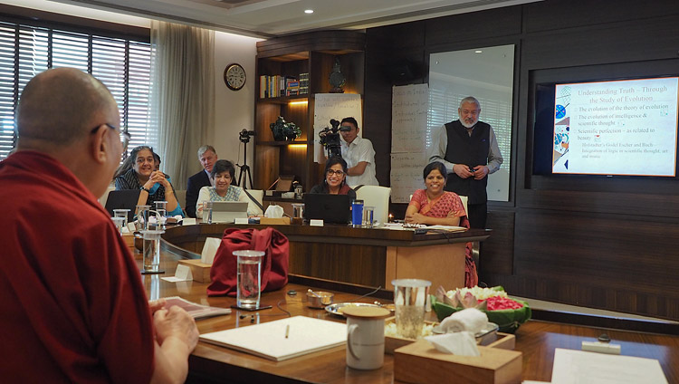 Arun Kapur, director de la Escuela Vasant Valley, haciendo su presentación durante la reunión con el Comité Central que trabaja sobre el Plan de Estudios de los Valores Universales en Nueva Delhi, India, el 28 de abril de 2017. Foto de Jeremy Russell/OHHDL