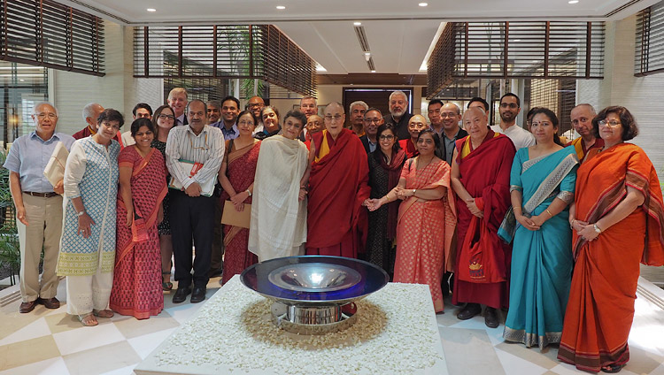Su Santidad el Dalái Lama con miembros del Comité Central que trabajan en el Plan de Estudios de los Valores Universales después de su reunión en Nueva Delhi, India, el 28 de abril de 2017. Foto de Jeremy Russell/OHHDL 