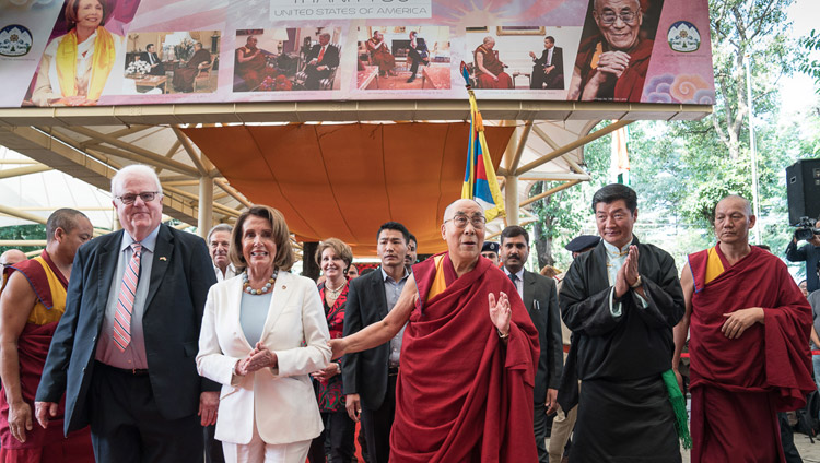 Miembros de la delegación bipartita del Congreso de los Estados Unidos, Su Santidad el Dalái Lama y presidente de la Administración Central Tibetana, el Dr. Lobsang Sangay, llegan al patio de Tsuglagkhang para asistir a una recepción pública en Dharamsala, HP, India, el 10 de mayo de 2017. Foto de Tenzin Choejor/OHHDL