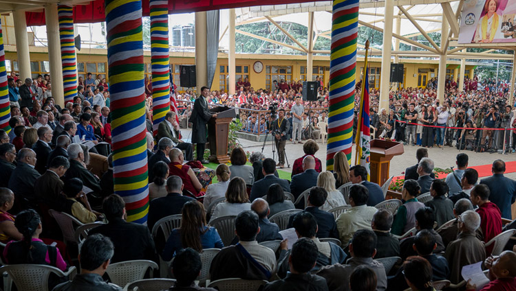 El presidente de la Administración Central Tibetana, Dr. Lobsang Sangay, en la recepción pública de la delegación bipartita del Congreso de los EE.UU. en el patio Tsuglagkhang en Dharamsala, HP, India, el 10 de mayo de 2017. Foto de Tenzin Choejor/OHHDL 