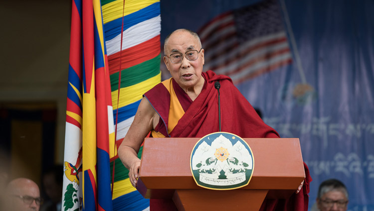 Su Santidad el Dalái Lama hablando en la recepción pública de la delegación bipartita del Congreso de los Estados Unidos en el patio del Tsuglagkhang en Dharamsala, HP, India, el 10 de mayo de 2017. Foto de Tenzin Choejor/OHHDL