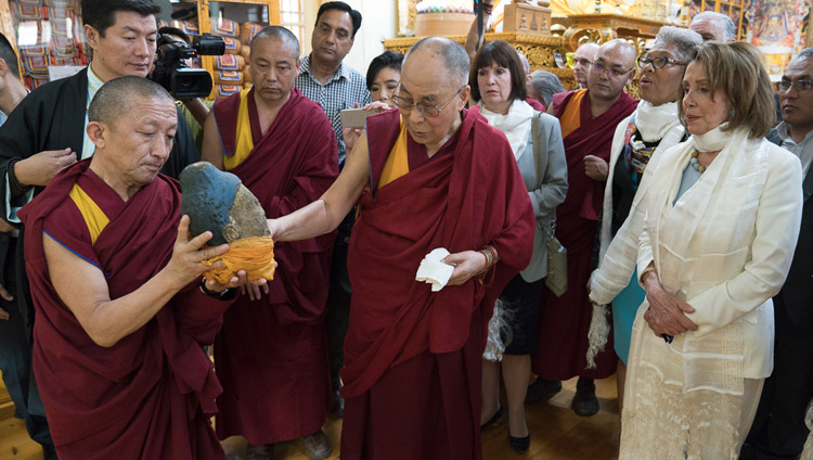 Su Santidad el Dalái Lama mostrando a los miembros de la delegación bipartita del Congreso de los Estados Unidos parte de una estatua destruida en el Tíbet durante la Revolución Cultural mientras les acompaña en la visita por el templo principal tibetano de Dharamsala, HP, India, el 10 de mayo de 2017. Foto de Tenzin Choejor/OHHDL