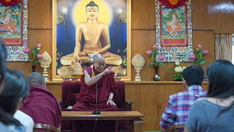 Su Santidad el Dalái Lama hablando con estudiantes en su residencia de Dharamsala, HP, India, el 19 de mayo de 2017. Foto de Tenzin Phuntsok/OHHDL 