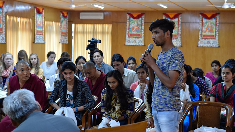 Un estudiante explicando sus experiencias en la formación de ética secular durante la reunión con Su Santidad el Dalái Lama en su residencia de Dharamsala, HP, India, el 19 de mayo de 2017. Foto de Ven Tenzin Damchoe/OHHDL 