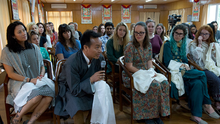 Uno de los asistentes haciendo una pregunta a Su Santidad el Dalái Lama durante su reunión con estudiantes en su residencia de Dharamsala, HP, India, el 19 de mayo de 2017. Foto de Tenzin Phuntsok/OHHDL