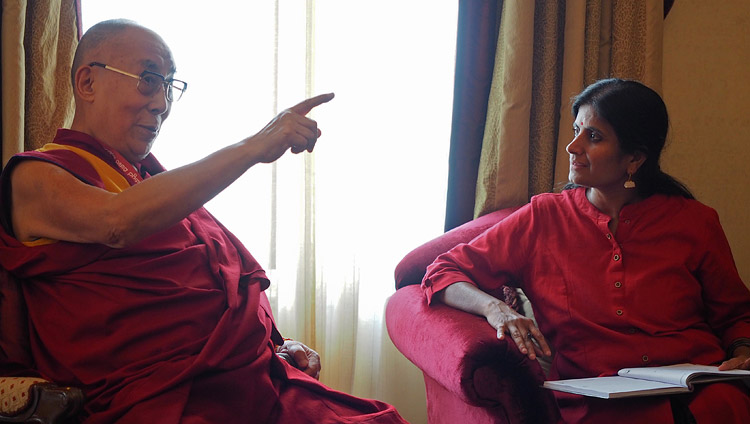 Sita Lakshmi, jefa de la oficina de noticias de la edición de Bengaluru del Times of India, entrevistando a Su Santidad el Dalái Lama en Bengaluru, Karnataka, India, el 23 de mayo de 2017. Foto de Jeremy Russell/OHHDL 