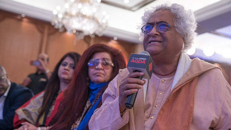 El conocido diseñador y comisario de arte indio Rajeev Sethi haciendo una pregunta a Su Santidad el Dalái Lama durante el Indian Express Adda en Nueva Delhi, India, el 24 de mayo de 2017. Foto de Tenzin Choejor/OHHDL