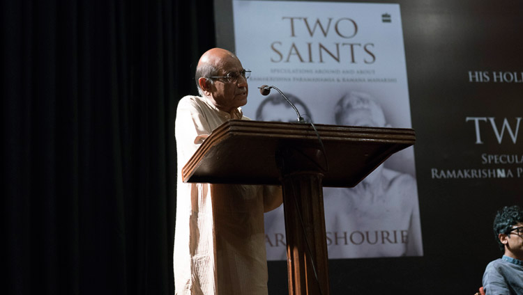 Shyam Saran hablando en la presentación del libro «Dos Santos» de Arun Shourie en el Centro Internacional Indio de Nueva Delhi, India, el 25 de mayo de 2017. Foto de Tenzin Choejor/OHHDL 