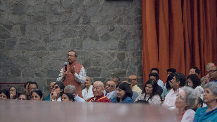 Uno de los asistentes formulando una pregunta a Su Santidad el Dalái Lama durante su intervención en la presentación del libro «Dos Santos» de Arun Shourie en el Centro Internacional Indio de Nueva Delhi, India, el 25 de mayo de 2017. Foto de Tenzin Choejor/OHHDL 