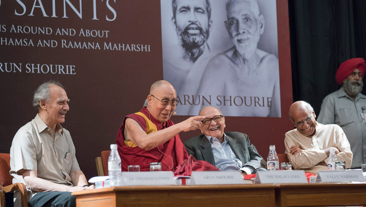 Alan Shourie, Fali Nariman y Shyam Saran disfrutando de un momento divertido mientras Su Santidad el Dalái Lama responde a una pregunta de los asistentes en el lanzamiento de «Dos Santos» en el Centro Internacional Indio de Nueva Delhi, India, el 25 de mayo de 2017. Foto de Tenzin Choejor/OHHDL 