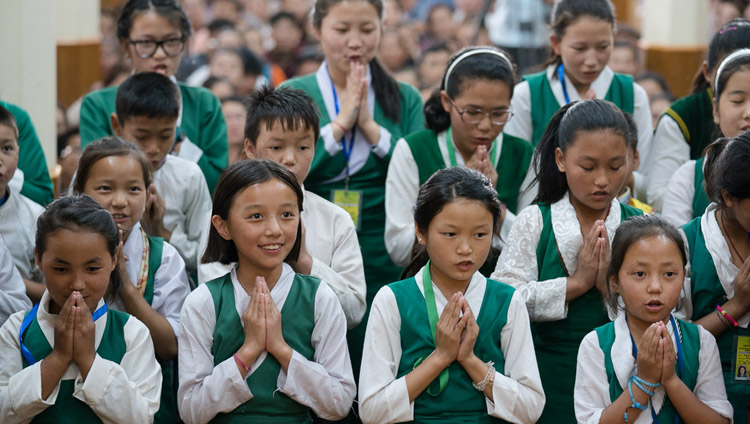 Un grupo de estudiantes del TCV recitan versos del «Compendio de Temarios» de Akya Yongzin al comienzo del primer día de enseñanzas de Su Santidad el Dalái Lama para jóvenes tibetanos y tibetanas en el Templo Principal Tibetano en Dharamsala, HP, India, el 5 de junio de 2017. Foto de Tenzin Choejor/OHHDL 