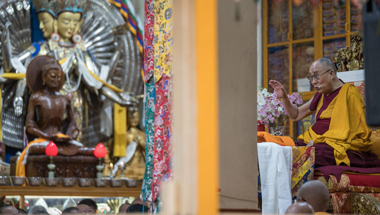 Su Santidad el Dalái Lama durante el primer día de sus tres días de enseñanzas para los jóvenes tibetanos en el Templo Principal Tibetano en Dharamsala, HP, India, el 5 de junio de 2017. Foto de Tenzin Choejor/OHHDL 
