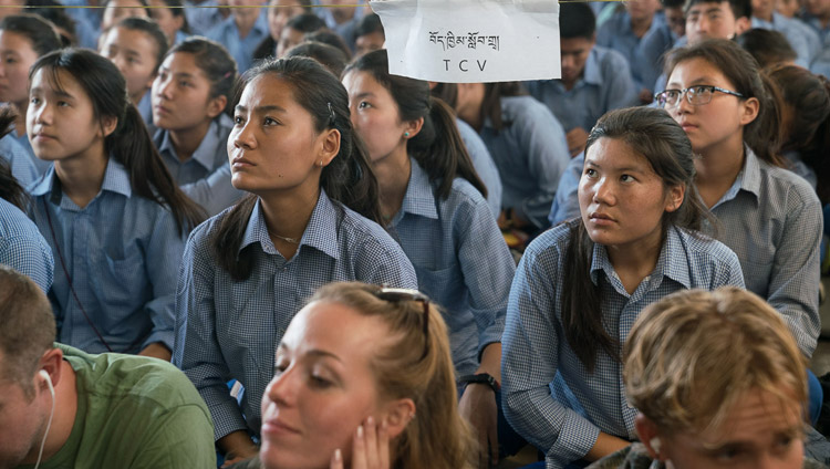 Estudiantes del TCV escuchando a Su Santidad el Dalái Lama en el primer día de sus enseñanzas para los jóvenes tibetanos y tibetanas en el Templo Principal Tibetano en Dharamsala, HP, India el 5 de junio de 2017. Foto de Tenzin Choejor/OHHDL 