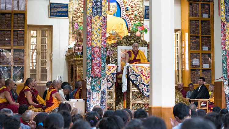 Su Santidad el Dalái Lama durante el primer día de los tres días de enseñanzas para los jóvenes tibetanos en el Templo Principal Tibetano en Dharamsala, HP, India, el 5 de junio de 2017. Foto de Tenzin Choejor/OHHDL 