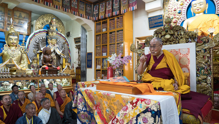 Su Santidad el Dalái Lama hablando durante el segundo día de sus tres días de enseñanzas para los jóvenes tibetanos y tibetanas en el Templo Principal Tibetano en Dharamsala, HP, India el 6 de junio de 2017. Foto de Tenzin Choejor/OHHDL 