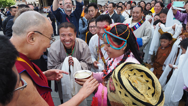 Miembros de la comunidad tibetana local ofreciendo a Su Santidad el Dalái Lama una tradicional bienvenida a su llegada a la Clínica Mayo en Rochester, MN, EE.UU. el 13 de junio de 2017. Foto de Jeremy Russell/OHHDL