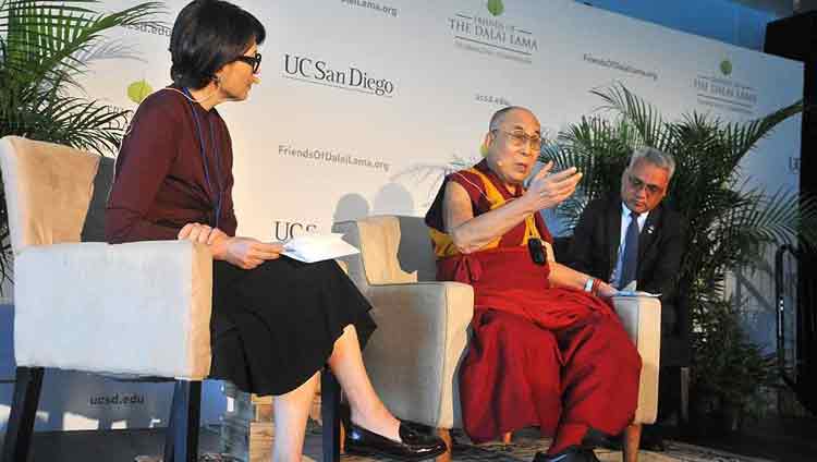 La periodista Ann Curry observando cómo Su Santidad el Dalái Lama habla con los medios de comunicación en San Diego, California, EE.UU., el 16 de junio de 2017. Foto de Ken Stone