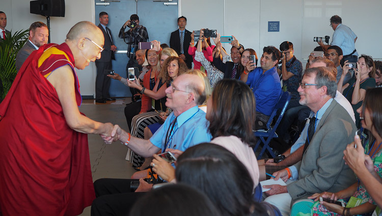 Su Santidad el Dalái Lama saludando a los medios de comunicación a su llegada a la reunión en San Diego, California, EE.UU., el 16 de junio de 2017. Foto de Jeremy Russell/OHHDL 